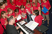 Bernhard Volk, musikalischer Leiter von Best of Musical, probte am 17.03.2007 mit dem Wolfratshausener Kinderchor (Foto: Martin Schmitz)